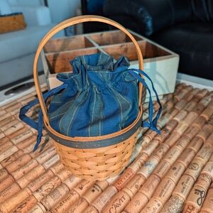 Longaberger 2004 Collectors Club Renewal Basket with liner, protector and tie on